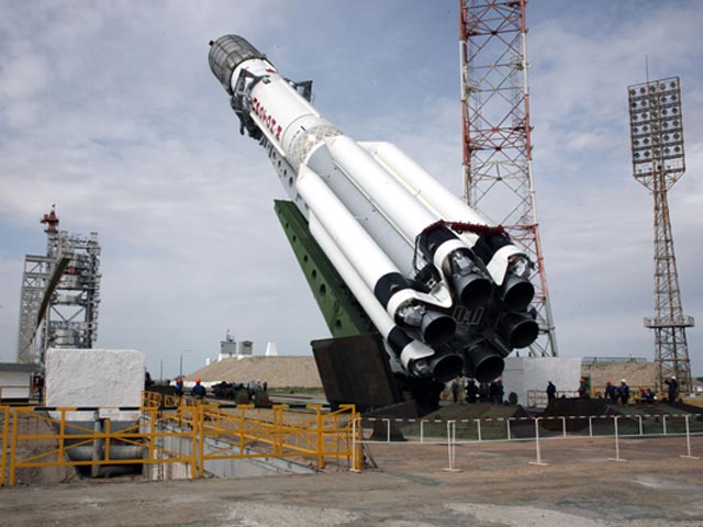 Ракета-носитель "Протон-" с мексиканским спутником связи "МекСат" вывезена на стартовый комплекс, 14 мая 2015 года 