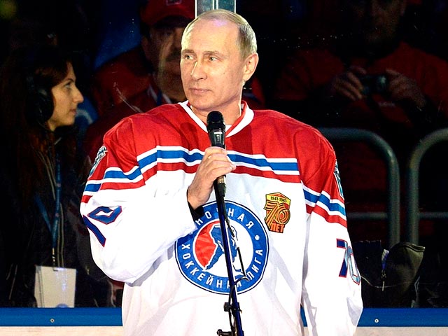 Президент РФ Владимир Путин вышел на лед и забил пару голов в Гала-матче Ночной хоккейной лиги, проходящем в Сочи в Большом Ледовом дворце