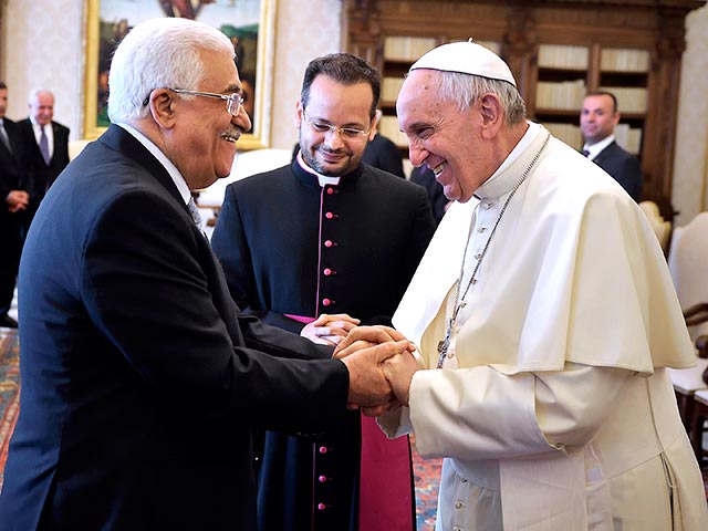 Папа Римский Франциск в субботу принял палестинского президента Махмуда Аббаса, назвав того "ангелом мира"