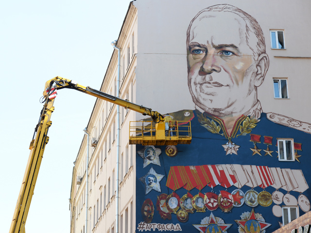  Москве незадолго до 70-летия Победы на одном из домов на Старом Арбате нарисовали самый большой в мире портрет с его изображением. Площадь граффити превышает 250 квадратных метров