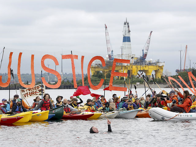 Сотни активистов экологической организации Greenpeace приняли участие в акции протеста в заливе Эллиотта около Сиэтла: они выплыли к ремонтируемой нефтяной платформе Royal Dutch Shell в знак протеста против планов компании по освоению шельфа в Арктике
