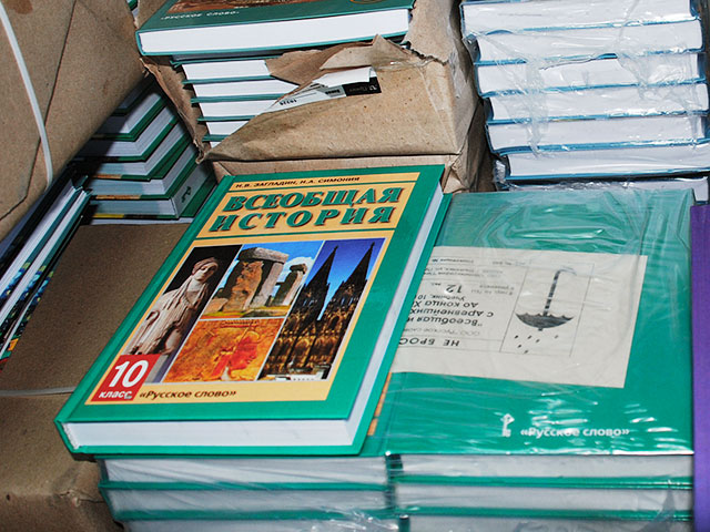Министерство образования и науки закончило отбор новых учебников по истории России, остановившись на трех линейках от издательств "Дрофа", "Просвещение" и "Русское слово"