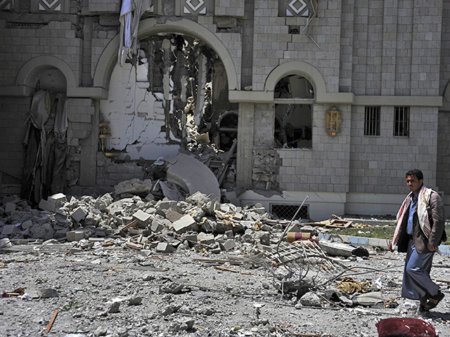 Коалиция арабских государств под руководством Саудовской Аравии возобновила бомбардировки Йемена после завершения пятидневного гуманитарного перемирия, объявленного 12 мая