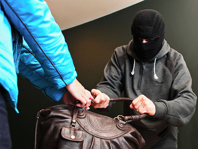 В Москве женщина-бухгалтер обратила в бегство трех грабителей, стрелявших из пистолета