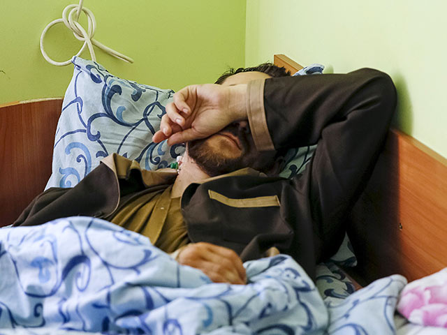 Ерофеев, которого первым показали журналистам, прикрывая лицо рукой, сказал, что в больнице с ним хорошо обращаются