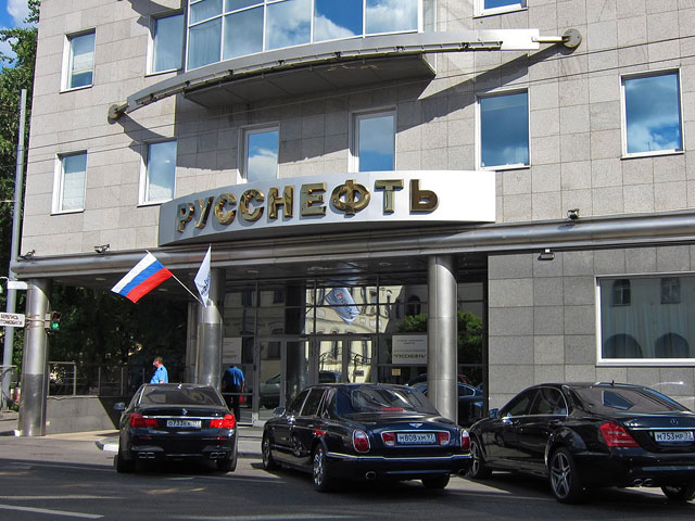 Федеральная антимонопольная служба (ФАС) России разрешила швейцарской Glencore получить долю в "Русснефти" на новых условиях
