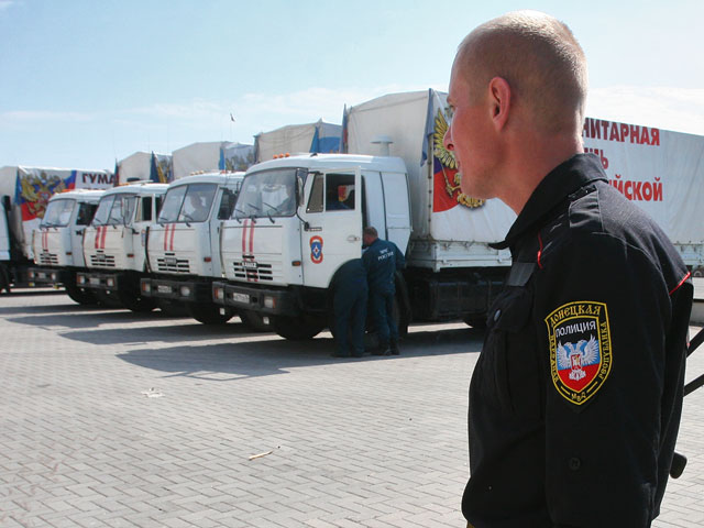 Автомобильные колонны МЧС РФ доставили гуманитарную помощь населению Донбасса. Машины прибыли в Донецк и Луганск, сообщили в Национальном центре управления в кризисных ситуациях МЧС