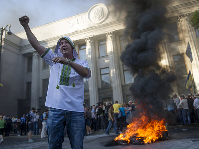 В Киеве активисты "финансового Майдана" устроили потасовски с милицией и перекрыли улицы у здания Рады
