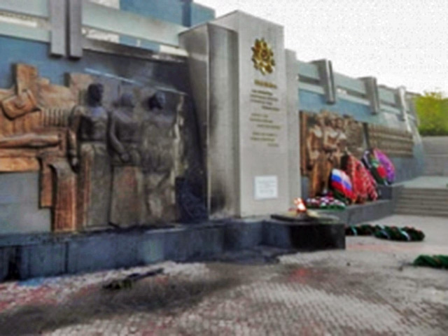 Житель Улан-Удэ подозревается в поджоге мемориала Победы, в результате чего сгорели венки и закоптились элементы памятника
