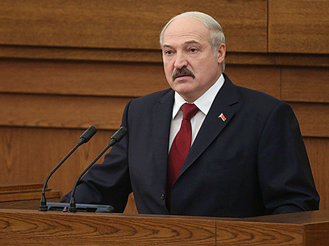 "Белорусский опыт преодоления экономического спада, по сути, был уникальным. В США, Западной Европе отмечались массовые сокращения. Сотни тысяч людей в одночасье лишились работы, но мы выстояли тогда и сейчас справимся", - заявил Лукашенко 