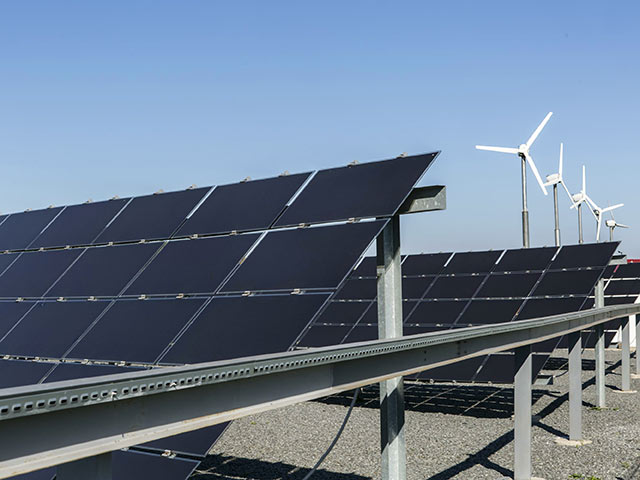 По мнению аль-Наими, которое приводит The Financial Times, королевство станет "глобальной державой в солнечной и ветровой энергетике" и сможет начать экспортировать не ископаемое топливо, а электроэнергию