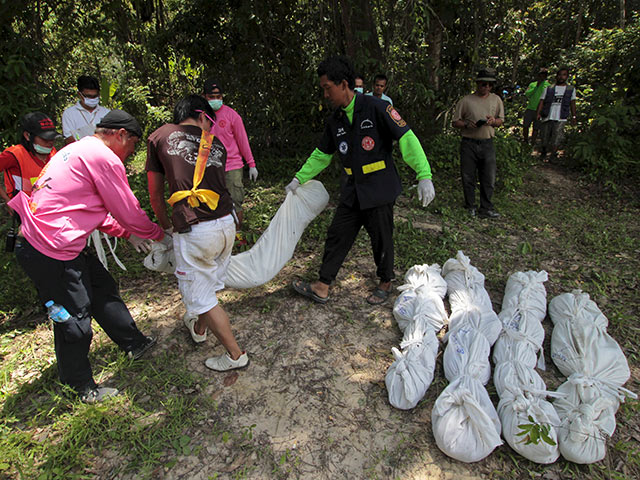 В Малайзии найдены массовые захоронения беженцев с сотнями тел