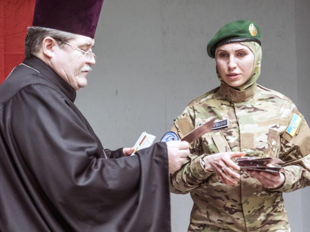 УПЦ Киевского патриархата награждает бойцов батальона Дудаева, Киев, март 2015 года 