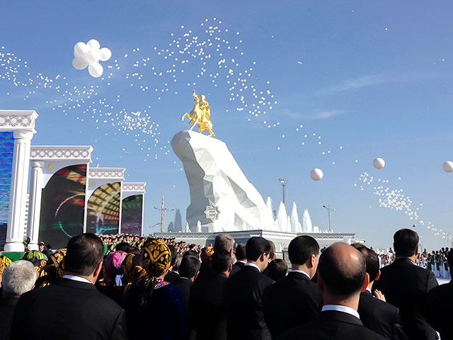 В Ашхабаде в честь Дня города была торжественно открыта первая статуя действующего президента Туркменистана Гурбангулы Бердымухамедова