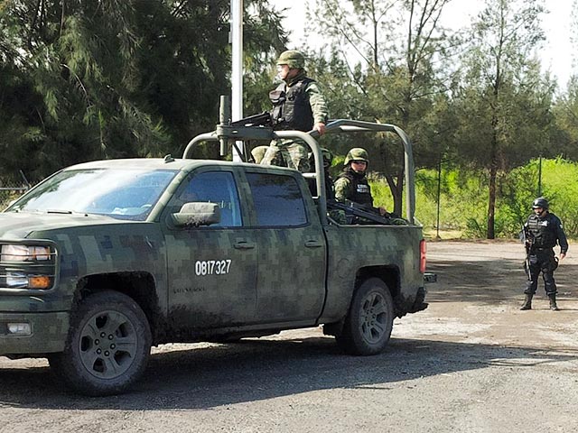 В окрестностях города Экуандурео мексиканского штата Мичоакан полиция провела спецоперацию против группировки наркоторговцев. В итоге в ходе перестрелки были убиты один страж порядка и 42 гражданских лица