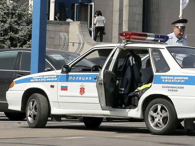В Санкт-Петербурге медики скорой помощи, вооруженные битой, ножем, шокером и пистолетом, подрались с полицейскими