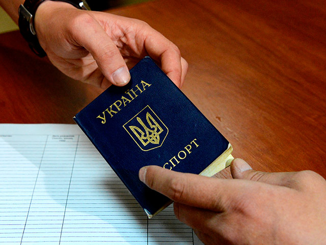 Украинцы, которые уезжают жить за границу, продают свои паспорта, идентификационные коды и даже свидетельства о рождении