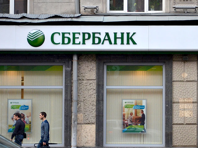 Во всех отделениях "Сбербанка" в Москве днем в четверг отмечались сбои в работе