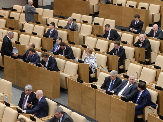 Депутаты Госдумы хотят получить "золотые парашюты" в случае досрочного роспуска