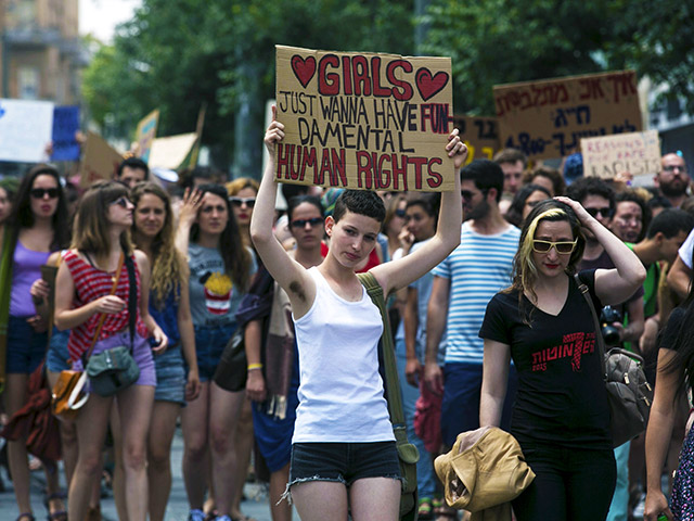 В Иерусалиме состоялся ежегодный "Марш шлюх". Демонстранты скандировали лозунги с осуждением сексуального насилия во всех формах, от словесной до физической, и подчеркивали, что одежда - личное дело каждого