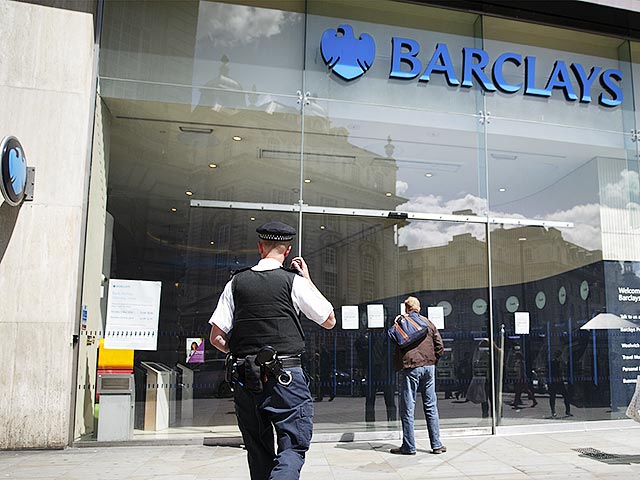 Два крупных британских банка начали внутреннее расследование по поводу возможных взяток ФИФА, которые могли проводить через счета в Barclays и Standard Chartered