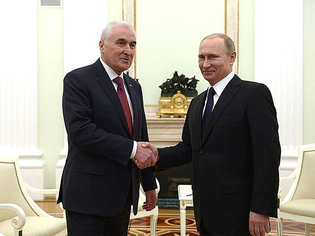 Президент РФ Владимир Путин в понедельник проведет переговоры с лидером Южной Осетии Леонидом Тибиловым, который посетит РФ с рабочим визитом