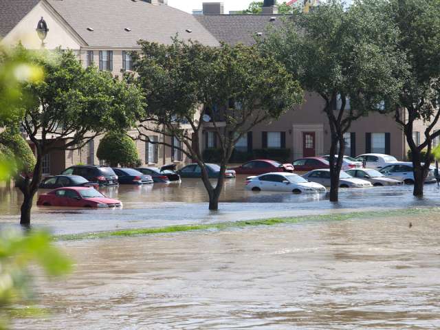В общей сложности, в результате наводнений в Техасе и Оклахоме за последние дни погибли около 30 человек. Пропавшими без вести в Техасе по-прежнему числятся 11 человек.