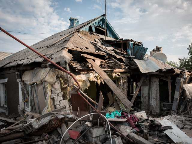Дом, разрушенный в результате обстрела украинскими силовиками в Горловке
