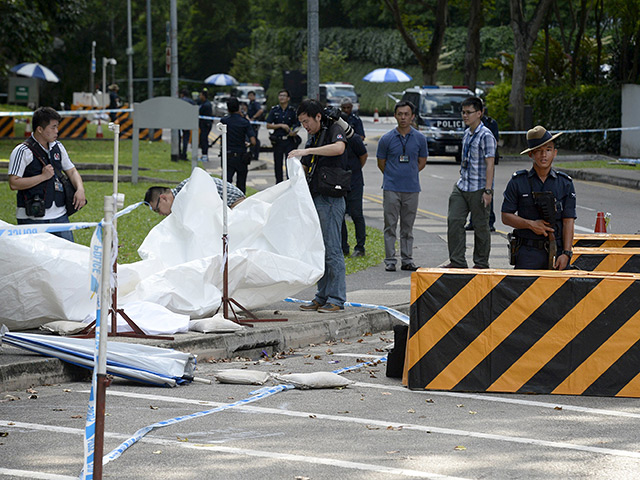 Сингапурские стражи порядка убили мужчину, который на своем автомобиле пытался прорваться сквозь полицейские кордоны к месту проведения встречи с министром обороны США Эштоном Картером