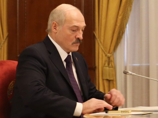 Из-за обвала российских рынков, санкций, эмбарго белорусская экономика потеряла почти 3 млрд долларов, заявил президент Беларуси Александр Лукашенко