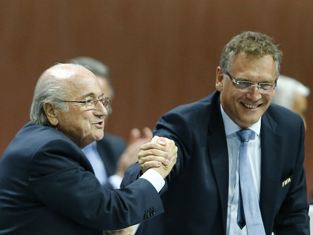 СМИ узнали, что "правая рука" президента ФИФА Зепа Блаттера (слева) Жером Вальке (справа) перевел 10 млн долларов одному из фигурантов дела о коррупции