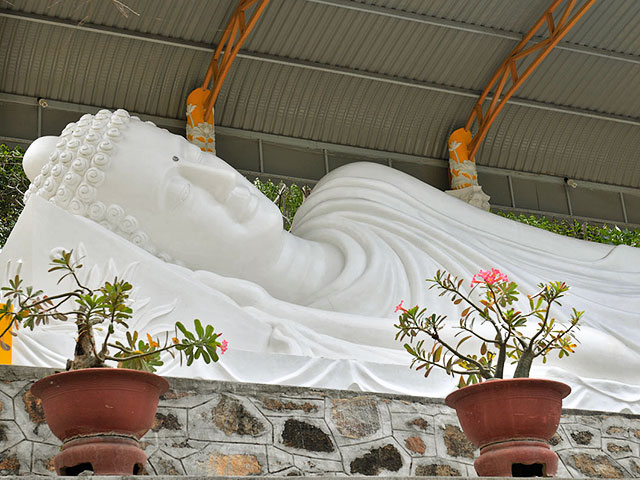 Последователи буддизма празднуют 2 июня День Рождения, Просветления и Ухода в Нирвану Будды