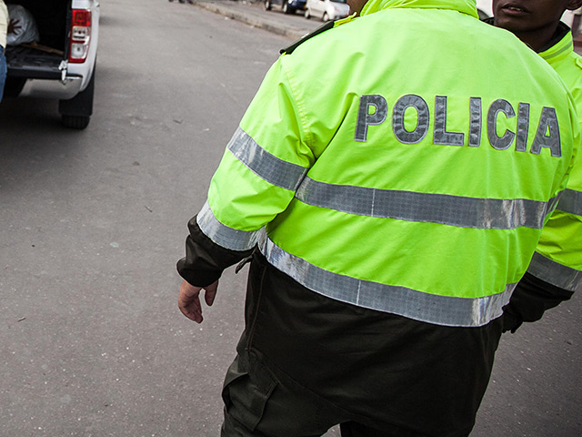 Двум боливийским полицейским грозит увольнение из-за дорожной ссоры, в которой они применили оружие и обстреляли автомобиль оппонента. Как оказалось, нетрезвые стражи порядка стреляли по машине службы безопасности главы государства