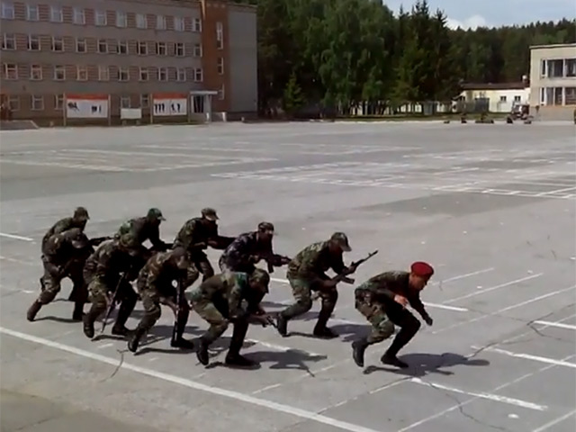 Африканские курсанты Высшего военного командного училища в Новосибирске порадовали пользователей Рунета, исполнив танец с автоматами под песню на своем языке на плацу этого учебного заведения