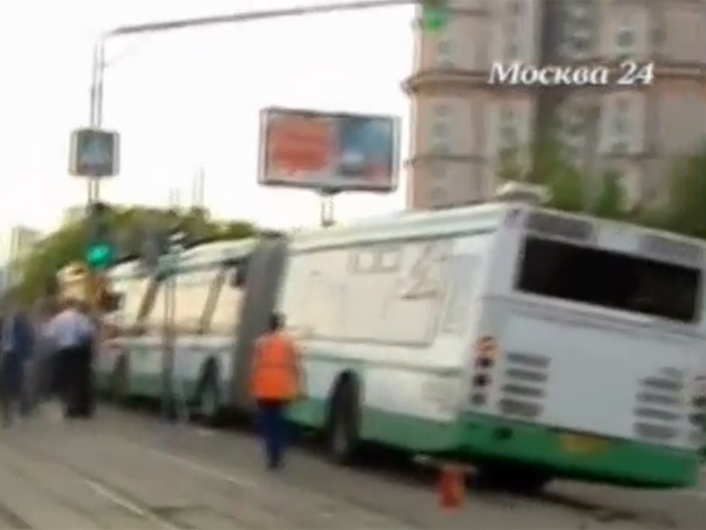 Количество погибших в результате автокатастрофы в Москве, произошедшей 1 июня, возросло: помимо мальчика, жертвой наезда автобус на трамвайную остановку стала 63-летняя пенсионерка