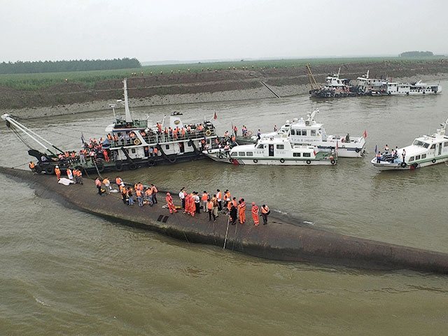 В районе крушения круизного судна "Звезда Востока" в Китае поднято уже 65 тел