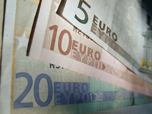 Как свидетельствуют данные Московской биржи, курс евро расчетами "завтра" на 17:15 в четверг повышался на 1,63 рубля - до 62,78 рубля