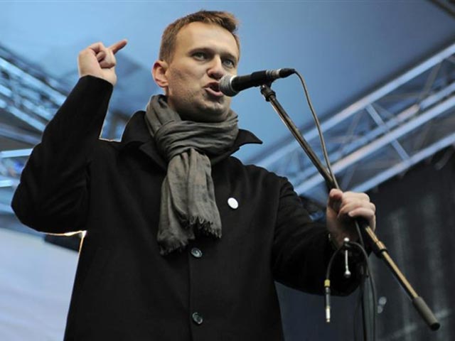 Активисты "патриотического толка" подарили на день рождения оппозиционеру Алексею Навальному его "двуликую" скульптуру