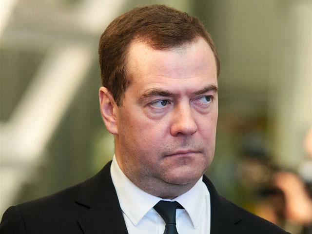Медведев присоединился к Рогозину: объявил выговор чиновнику, заявившему об отказе России от Mistral