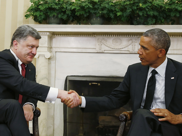 Во время разговора с Обамой Порошенко поблагодарил Вашингтон "за значительную помощь в укреплении обороноспособности Украины, в частности из-за проведения совместных учений, и призвал к дальнейшему сотрудничеству"