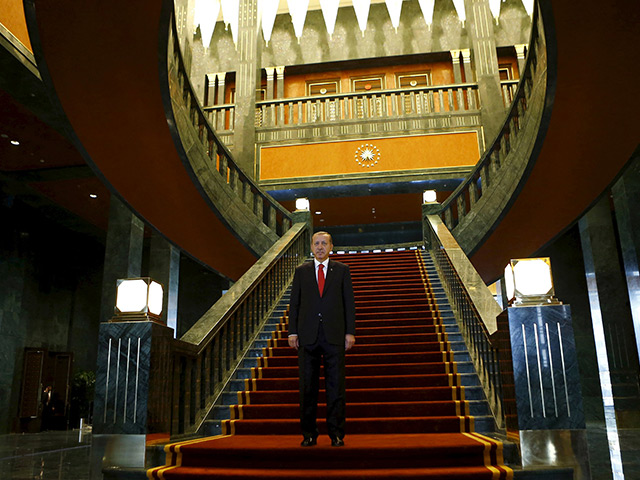 Президент Турции Тайип Эрдоган заявил, что новый президентский дворец Ак Сарай в Анкаре пришлось построить из-за того, что в его прежней резиденции были тараканы в санузлах