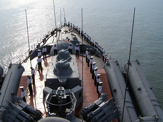 В Средиземном море стартуют первые в истории российско-египетские военно-морские учения, в них примет участие флагман Черноморского флота ракетный крейсер "Москва". Учения "Мост дружбы - 2015" продлятся с 6 по 14 июня