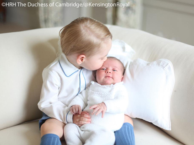 Пресс-служба Кенсингтонского дворца опубликовала первые официальные фотографии принцессы Шарлотты - дочери герцога и герцогини Кембриджских Уильяма и Кейт, пятой правнучки британской королевы Елизаветы II
