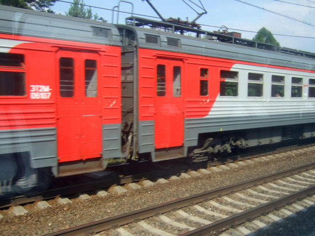 Около железнодорожной платформы Кунцево в Москве загорелась электричка: эвакуированы 70 человек
