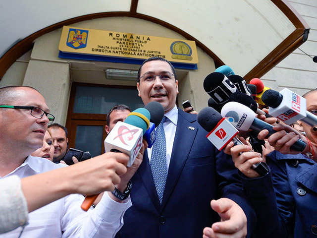 Румынский парламент большинством голосов заблокировал расследование уголовного дела против премьер-министра страны Виктора Понты