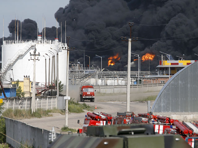 Крупный пожар на нефтебазе под Киевом, который ранее привел к гибели четырех человек, усилился