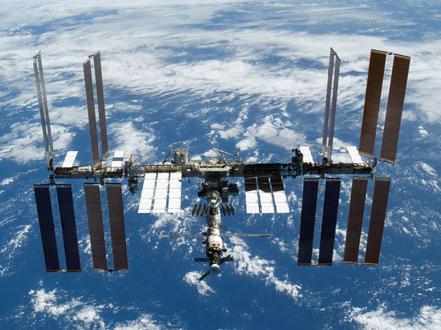 Нештатную корректировку орбиты МКС объяснили ошибочной командой с Земли
