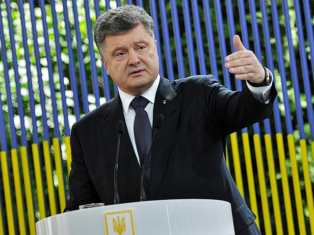 СМИ, комментируя недавнее решение президента Украины Петра Порошенко запретить российским военным ездить транзитом в Приднестровье через украинскую территорию, пытаются спрогнозировать возможное развитие событий