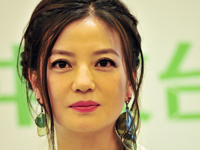 Житель Шанхая подал иск в суд против одной из самых популярных актрис Китая - Чжао Вэй