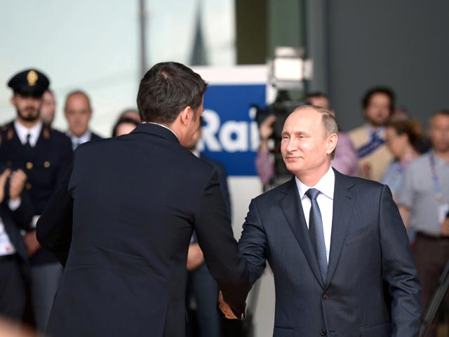 Владимир Путин с премьер-министром Италии Маттео Ренци перед началом церемонии открытия Национального дня РФ на Всемирной универсальной выставке "ЭКСПО-2015"
